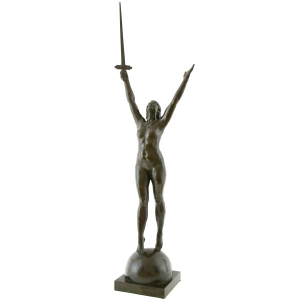 Déliverance, sculpture en bronze d’une femme nue avec epée