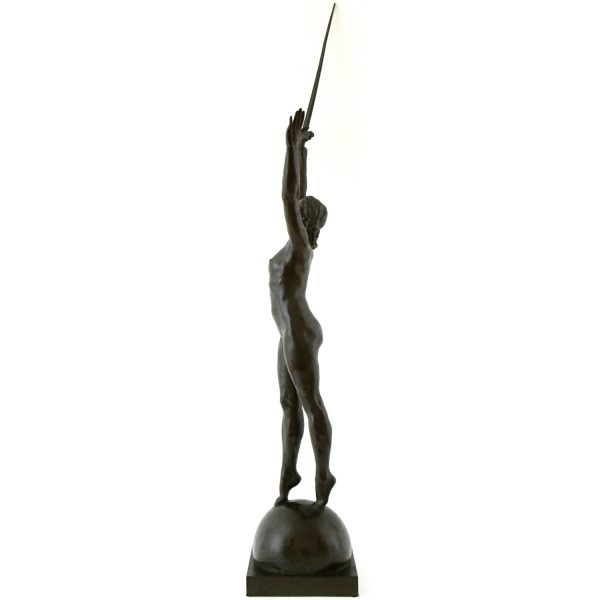 Deliverance, bronzen beeld naakte vrouw met zwaard