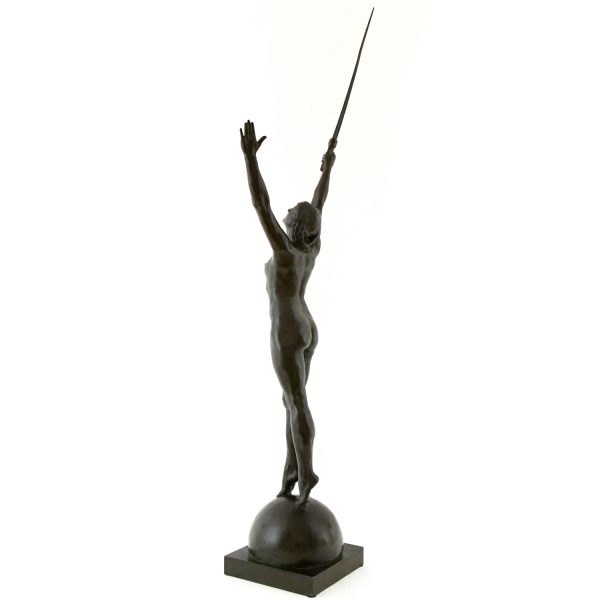 Déliverance, sculpture en bronze d’une femme nue avec epée