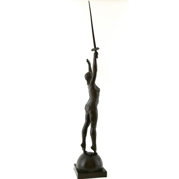 Déliverance, sculpture en bronze d’une femme nue avec epée