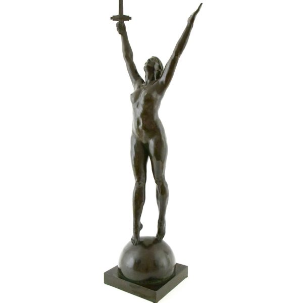 Déliverance, sculpture en bronze d’une femme nue avec epée