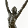 Déliverance, sculpture en bronze d’une femme nue avec epée