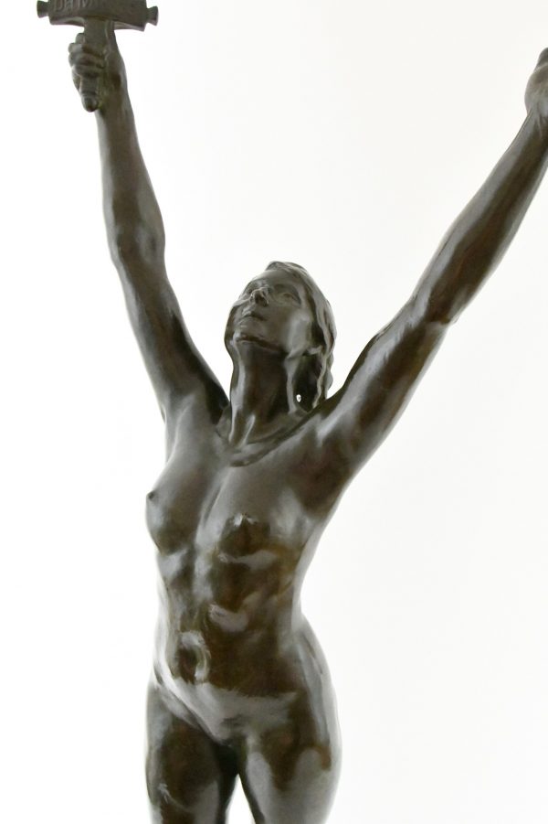 Déliverance, sculpture en bronze d’une femme nue avec epée