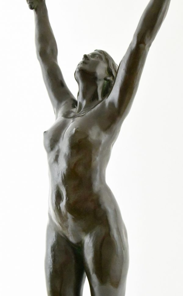 Déliverance, sculpture en bronze d’une femme nue avec epée