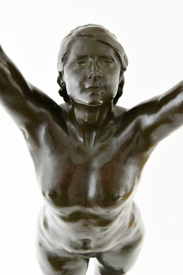 Déliverance, sculpture en bronze d’une femme nue avec epée