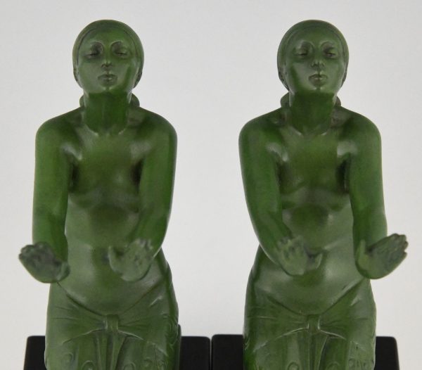 Art Deco serre livres femmes agenouillés