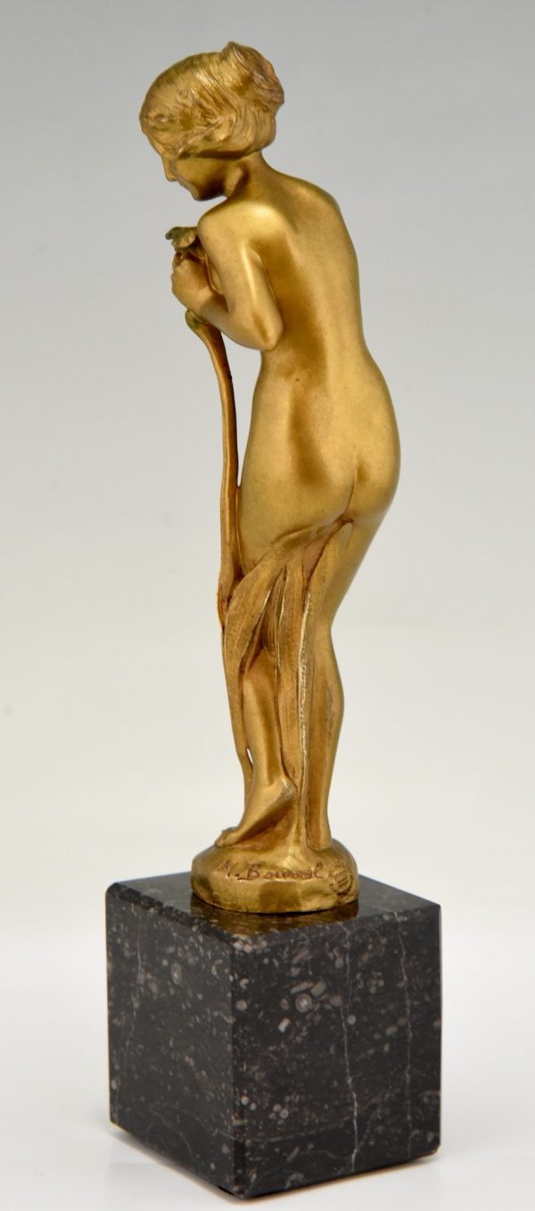 Jugendstil Bronze Skulptur Frauenakt mit Blume