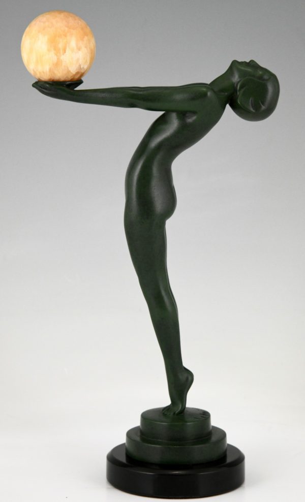 Art Deco Skulpur Frauenakt mit Ball