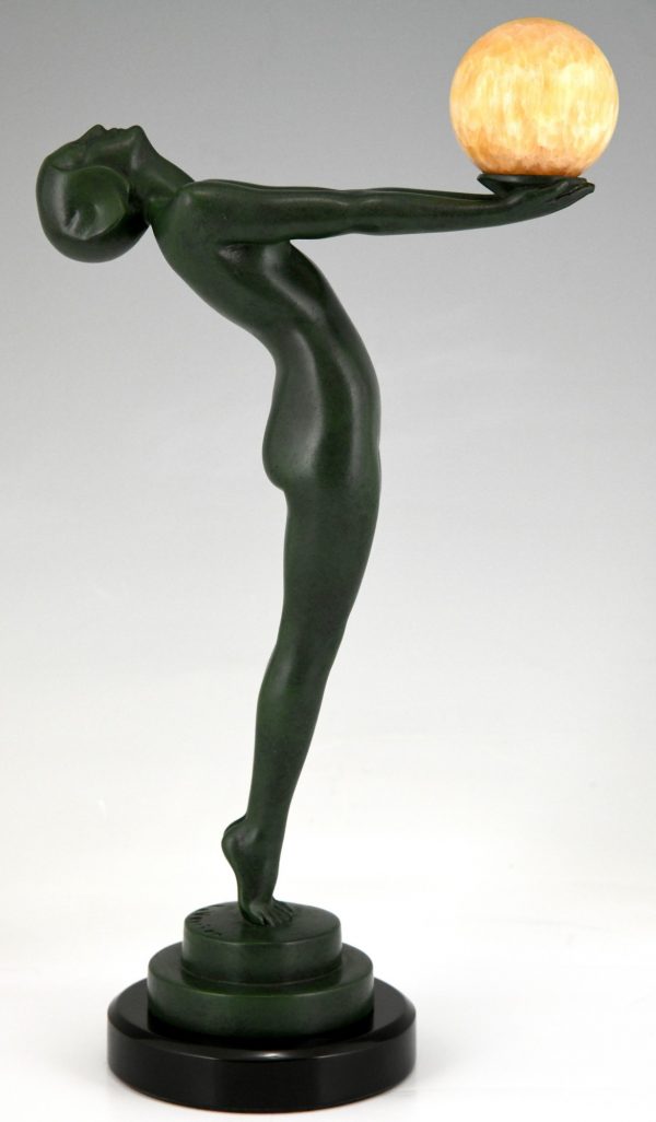 Art Deco sculpture femme nue au ballon