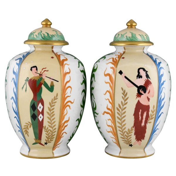 Vases en porcelaine avec musiciens et cartes de jeu