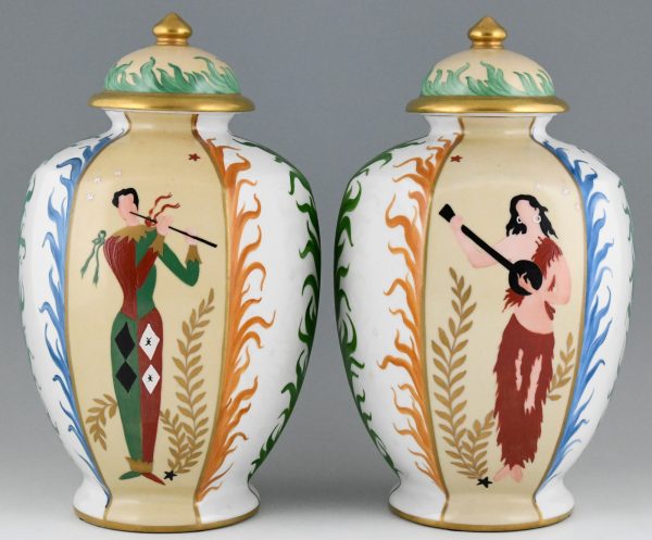 Vases en porcelaine avec musiciens et cartes de jeu