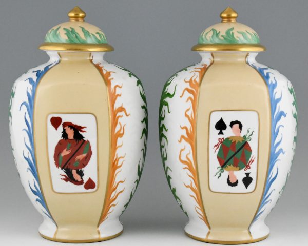 Vases en porcelaine avec musiciens et cartes de jeu