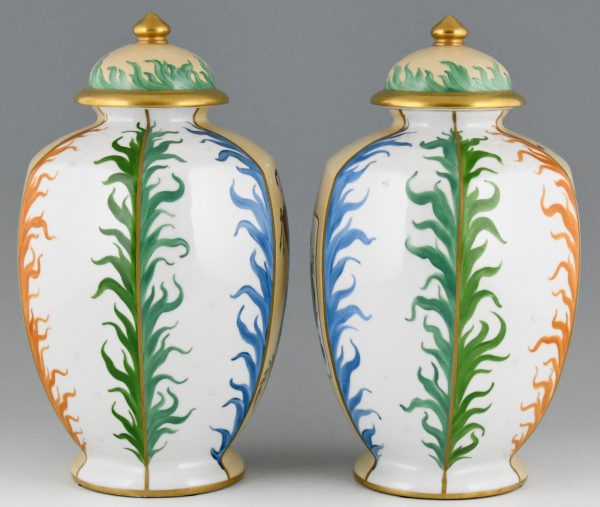 Vases en porcelaine avec musiciens et cartes de jeu