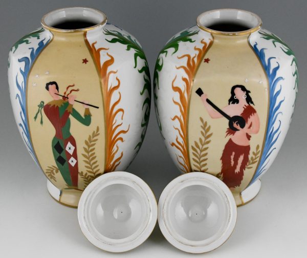 Vases en porcelaine avec musiciens et cartes de jeu