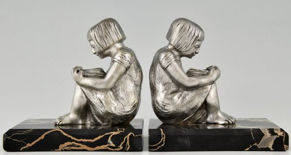 Art Deco bronzen boekensteunen met lezende meisjes