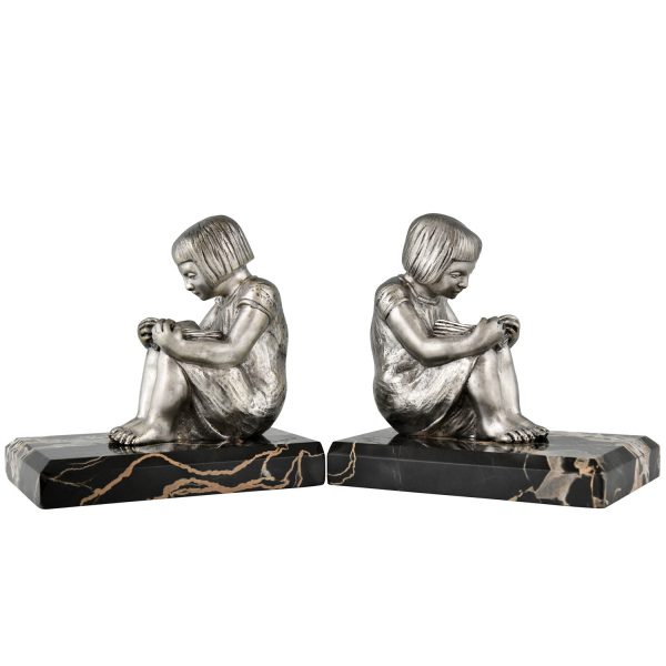 Art Deco bronzen boekensteunen met lezende meisjes