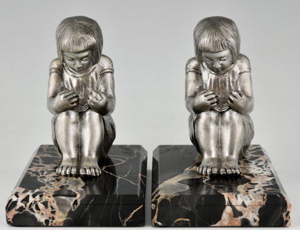 Art Deco bronzen boekensteunen met lezende meisjes