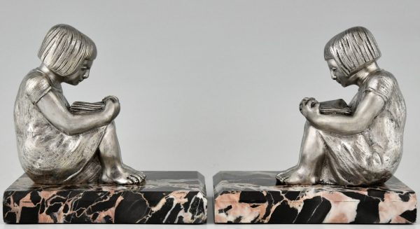 Art Deco bronzen boekensteunen met lezende meisjes