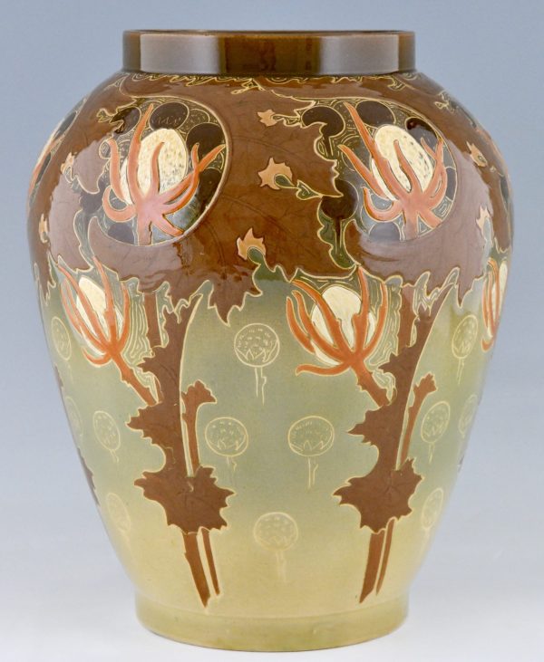 Art Nouveau vaas in keramiek met bloemen