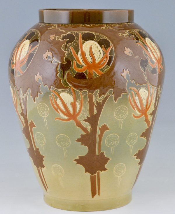 Art Nouveau vaas in keramiek met bloemen