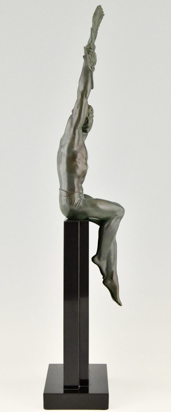 Art Deco Skulptur Mann mit Palmzweig Pierre Le Faguays