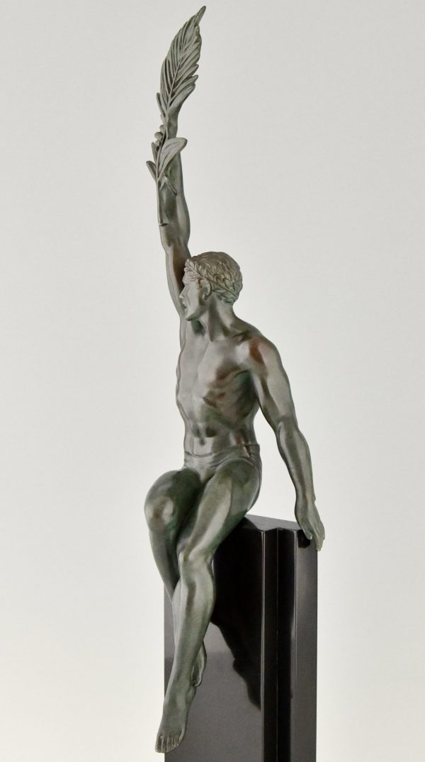 Art Deco Skulptur Mann mit Palmzweig Pierre Le Faguays