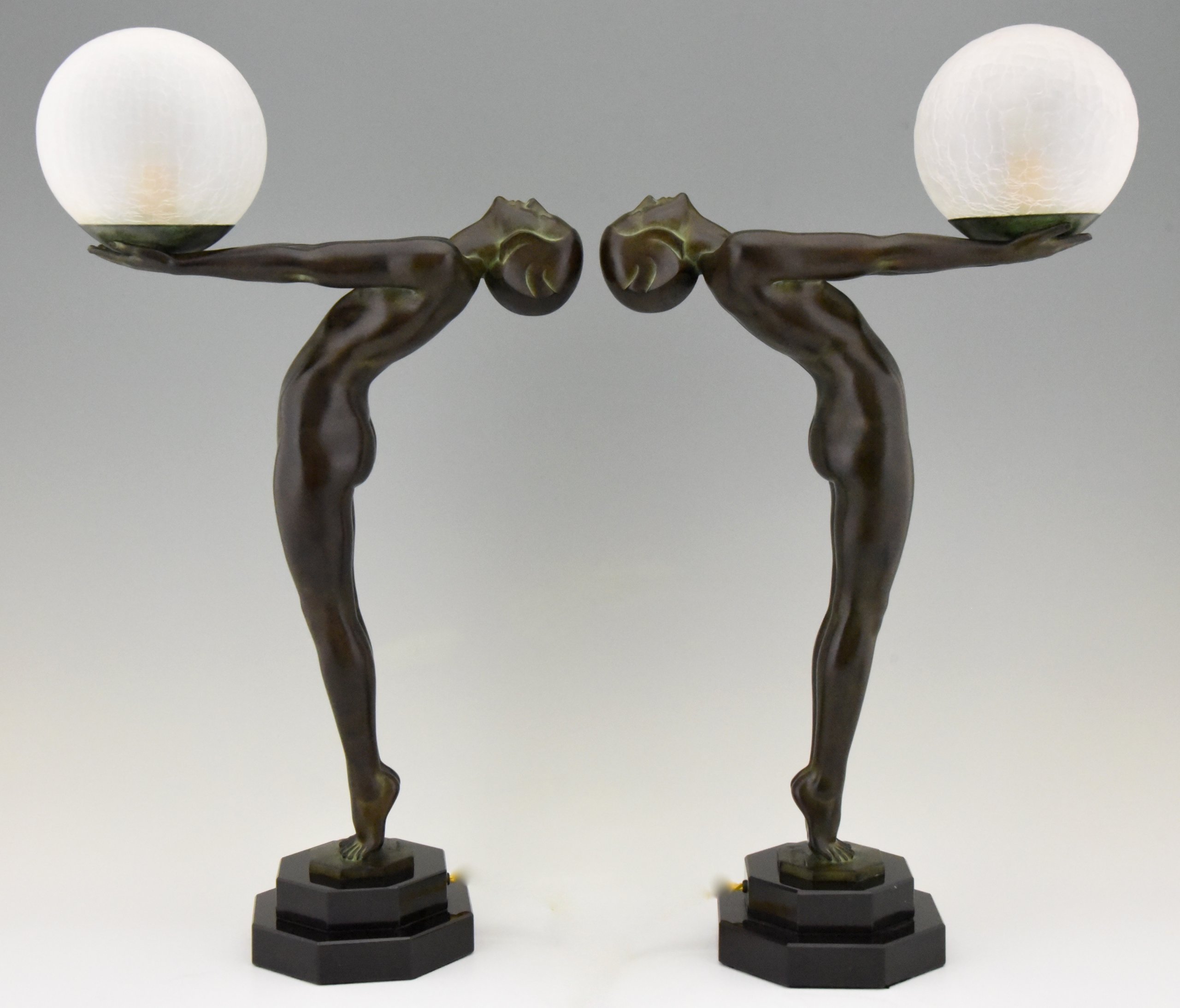 Art Deco style lamp nude with globe LUEUR LUMINEUSE 38 cm.
