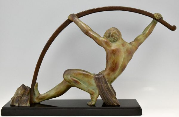Art Deco sculptuur man die staaf buigt l’age du bronze