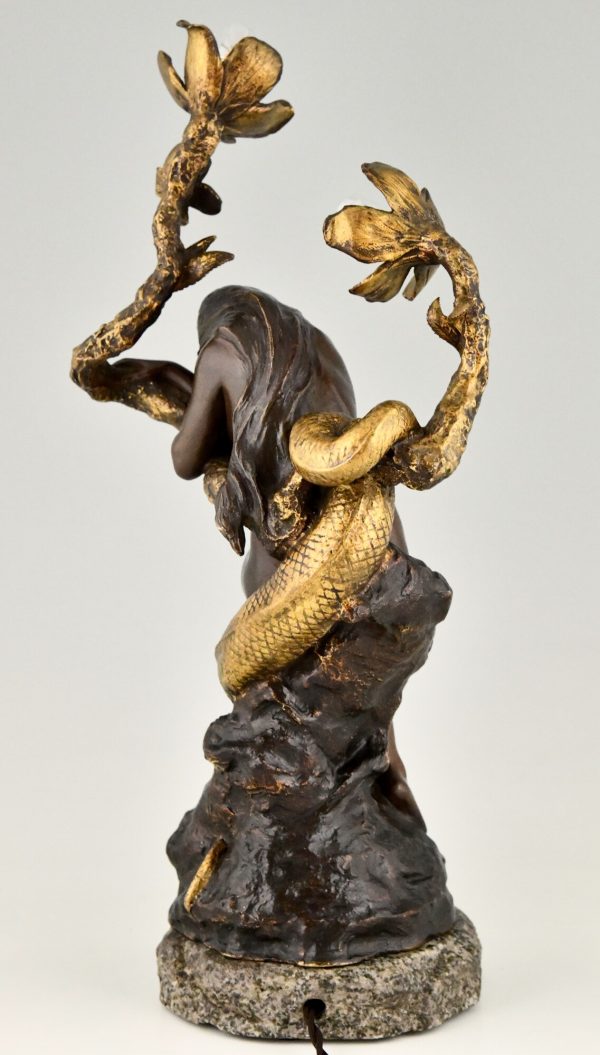 Lampe en bronze Art Nouveau femme nue, serpent et fleurs