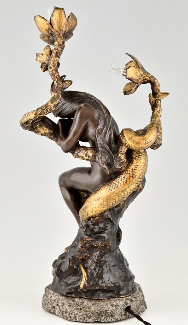 Lampe en bronze Art Nouveau femme nue, serpent et fleurs