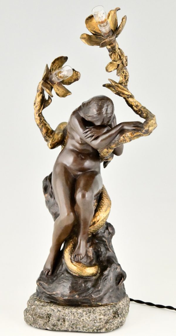 Lampe en bronze Art Nouveau femme nue, serpent et fleurs