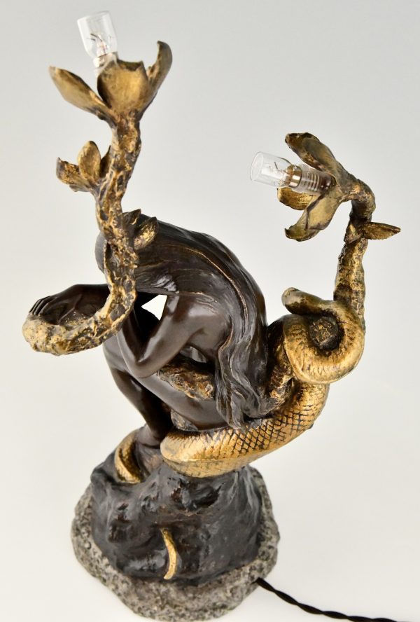 Lampe en bronze Art Nouveau femme nue, serpent et fleurs