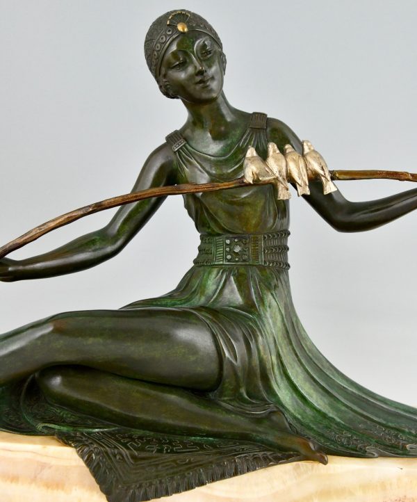 Art Deco bronzen sculptuur zittende vrouw met vogels