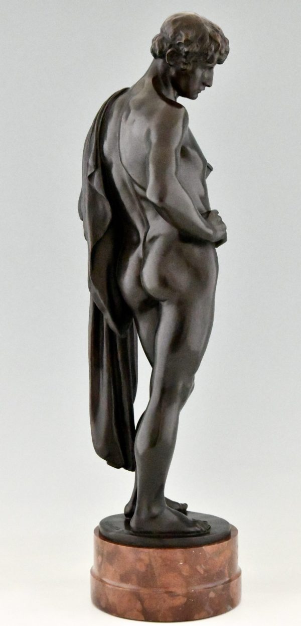 Orphée, sculpture en bronze d’un nu masculin avec lyre et cape.