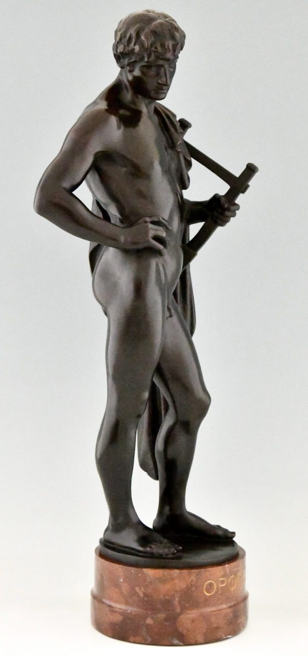 Orpheus, antiek bronzen beeld van een mannelijk naakt met lier en cape.