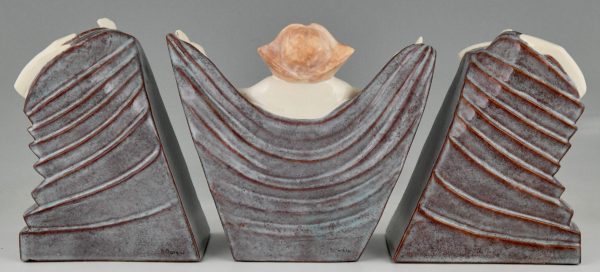 Set van drie Art Deco sculpturen in keramiek met zittende naakte vrouwen
