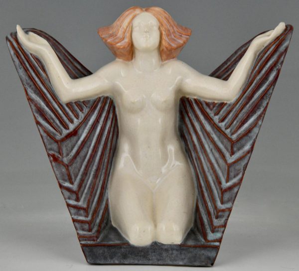 Ensemble de trois sculptures Art Déco en céramique avec des nues assises