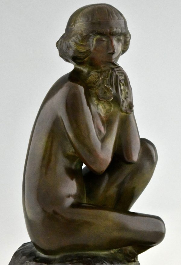 Art Deco bronzen sculptuur zittend naakt met bloemen