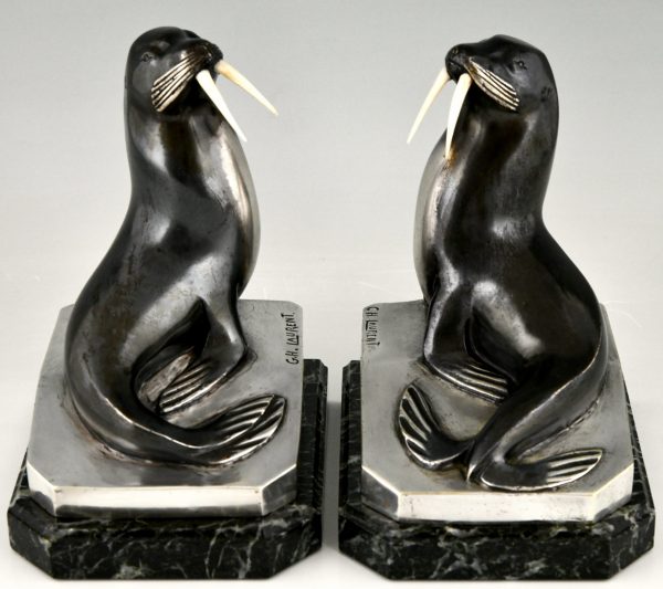 Art Deco bronzen boekensteunen met walrussen.