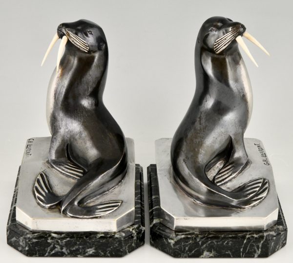 Art Deco bronzen boekensteunen met walrussen.