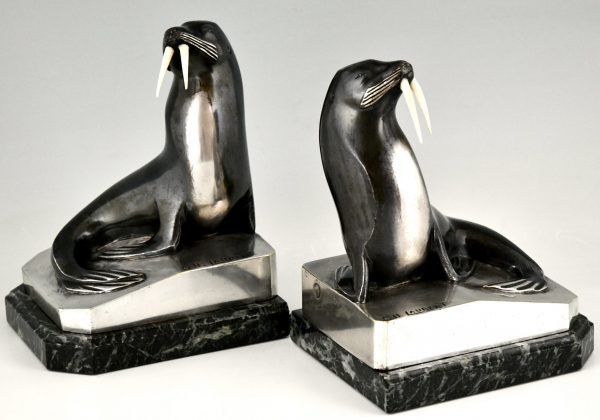 Art Deco bronzen boekensteunen met walrussen.