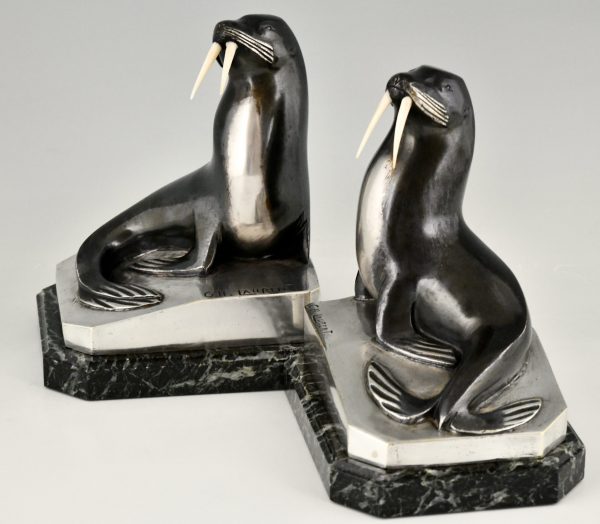 Art Deco bronzen boekensteunen met walrussen.