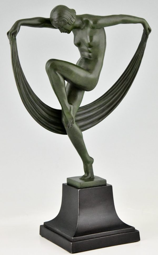 Art Deco sculpture nude scarf dancer, Folie.