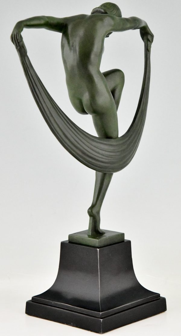 Sculpture Art Déco danseuse nue au foulard, Folie.