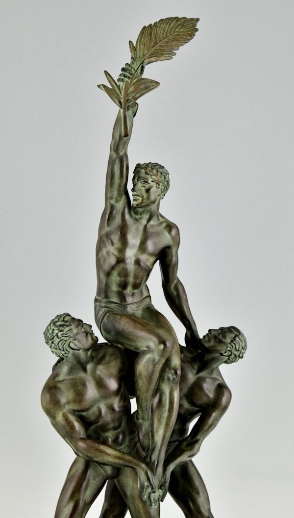 Art Deco sculptuur van drie atleten met palmblad