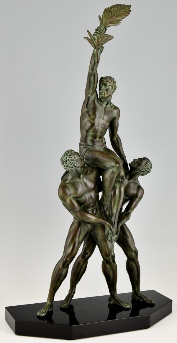 Art Deco sculptuur van drie atleten met palmblad