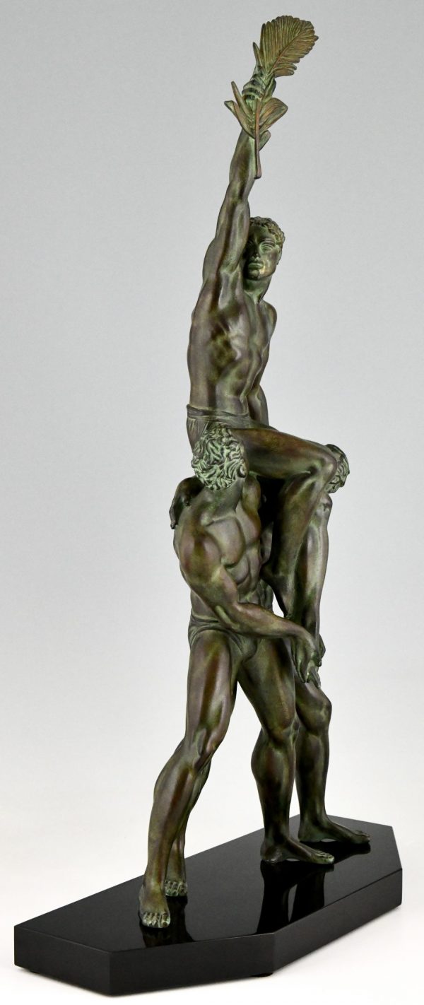 Art Deco Skulptur von drei Athleten mit Palmenblatt