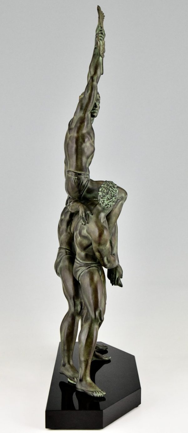 Art Deco Skulptur von drei Athleten mit Palmenblatt