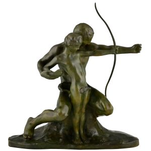 Sculpture en Bronze Art Déco L’archer apprend à un garçon à se servir d’un arc