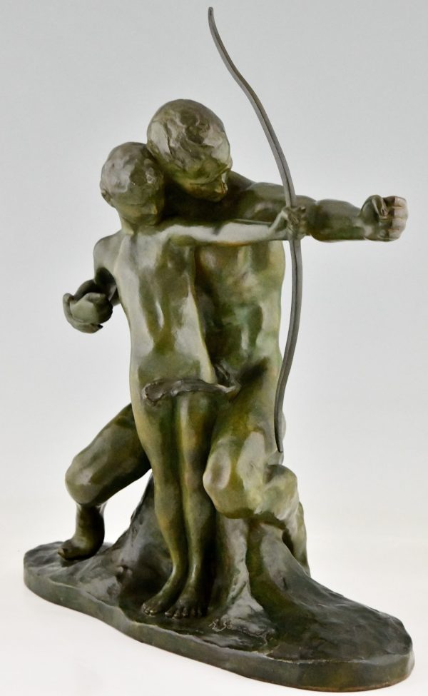 Bronze Skulptur im Art Deco-Stil Bogenschütze lehrt einen Jungen den Umgang mit dem Bogen